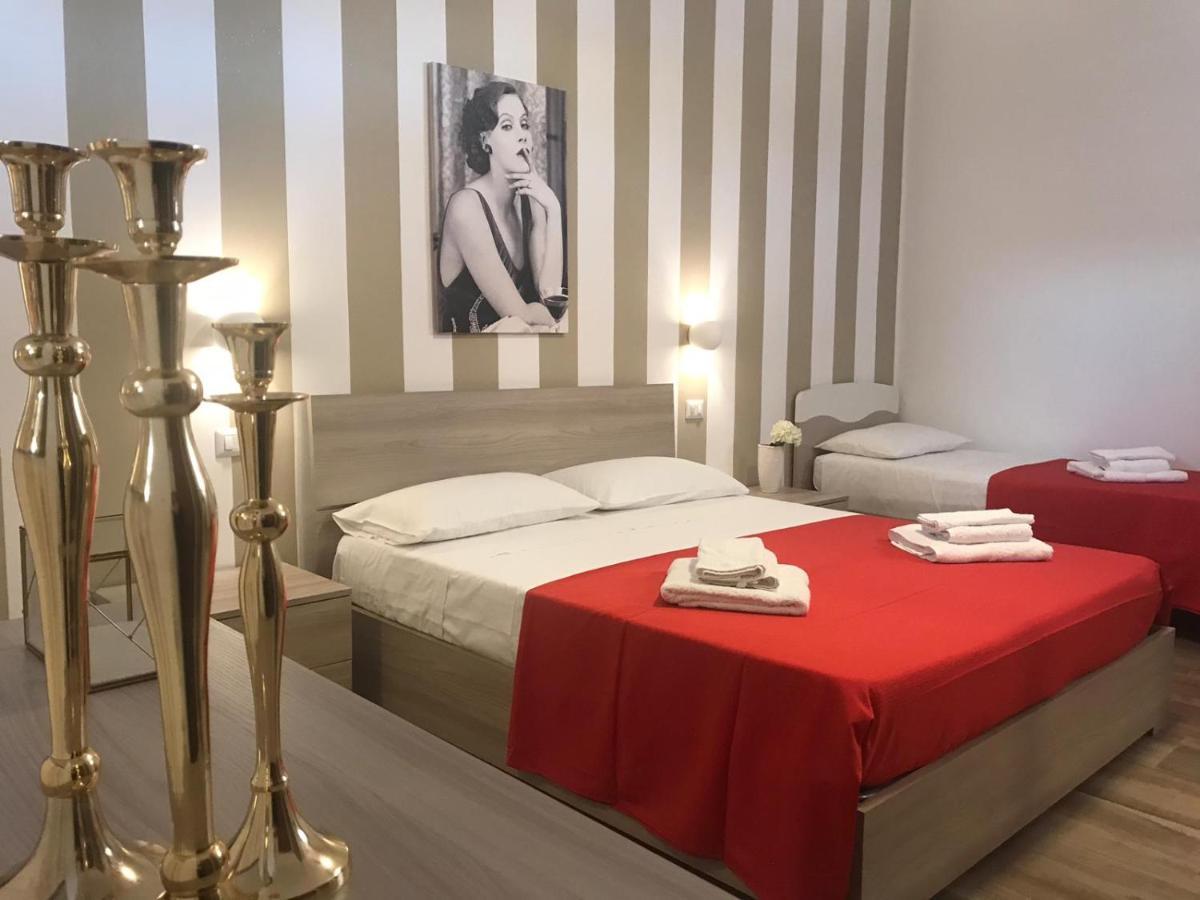 B&B Hollywood - Parcheggio Privato ปอร์โตเชซาเรโอ ภายนอก รูปภาพ
